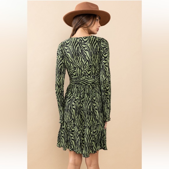 40 Fabulous Wave Pattern Front Twist Dress - Picture 7 of 7